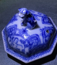 Een zeldzame Chinese blauw-witte koffiekan met 'Europa en de stier', Kangxi