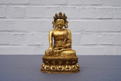 Een Sino-Tibetaanse verguld bronzen figuur van Boeddha Shakyamuni, 17/18e eeuw