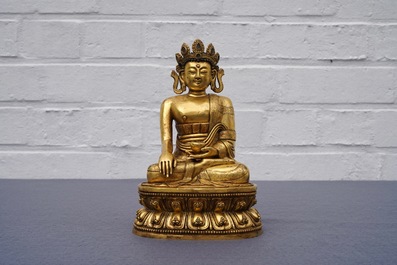 A Sino-Tibetan gilt bronze figure of Buddha Shakyamuni, 17/18th C.