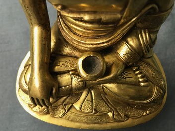 Een Sino-Tibetaanse verguld bronzen figuur van Boeddha Shakyamuni, 17/18e eeuw