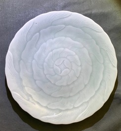 Une assiette en forme de chrysanth&egrave;me en porcelaine de Chine c&eacute;ladon, marque et &eacute;poque de Qianlong