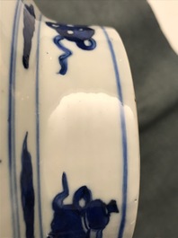 Un vase de forme balustre en porcelaine de Chine bleu et blanc, Kangxi