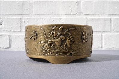 Un grand br&ucirc;le-parfum en bronze dans le style de Hu Wenming, marque de Xuande, Chine, 19&egrave;me