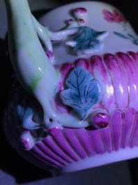 Deux th&eacute;i&egrave;res en porcelaine de Chine famille rose &agrave; d&eacute;cor en relief, Yongzheng