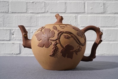 Een grote Chinese Yixing steengoed theepot met druivenranken in reli&euml;f, Kangxi