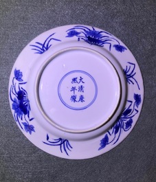 Vier Chinese blauw-witte borden met vissen, Kangxi merk en periode