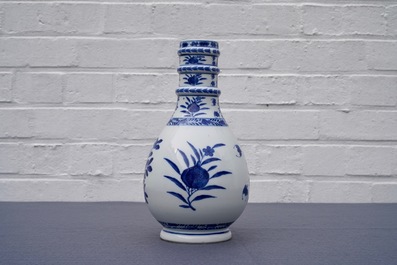 Un vase en porcelaine de Chine bleu et blanc, marque de Kangxi, 19&egrave;me