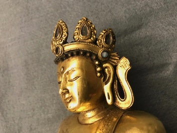 Een Sino-Tibetaanse verguld bronzen figuur van Boeddha Shakyamuni, 17/18e eeuw