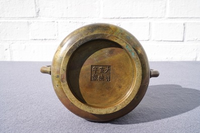 Een grote Chinese bronzen wierookbrander, Xuande merk, 18e eeuw