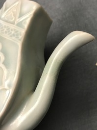 Une verseuse couverte en porcelaine de Chine qingbai &agrave; d&eacute;cor d'un ph&eacute;nix, Yuan