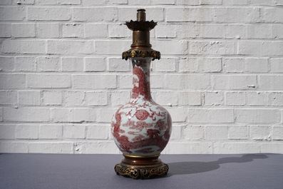 Een Chinese onderglazuur rode 'draken' vaas met verguld bronzen montuur, 18/19e eeuw