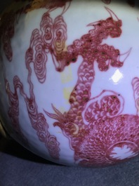 Een Chinese onderglazuur rode 'draken' vaas met verguld bronzen montuur, 18/19e eeuw