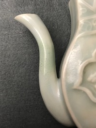 Une verseuse couverte en porcelaine de Chine qingbai &agrave; d&eacute;cor d'un ph&eacute;nix, Yuan