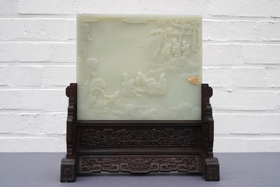 Un &eacute;cran de table en jade c&eacute;ladon p&acirc;le et bois sculpt&eacute;, Chine, 19/20&egrave;me