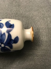Six vases en porcelaine de Chine bleu et blanc, Kangxi