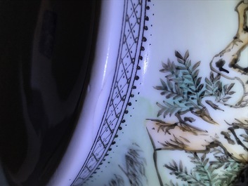 Deux vases en porcelaine de Chine aux anses en forme de ruyi, 2&egrave;me moiti&eacute; du 20&egrave;me