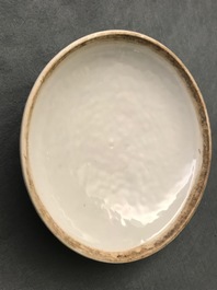 Une bo&icirc;te couverte et un r&eacute;chaud en porcelaine de Chine qianjiang cai, 19/20&egrave;me