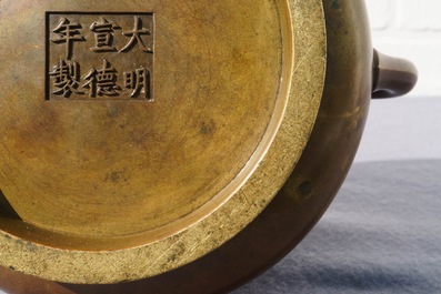 Een grote Chinese bronzen wierookbrander, Xuande merk, 18e eeuw