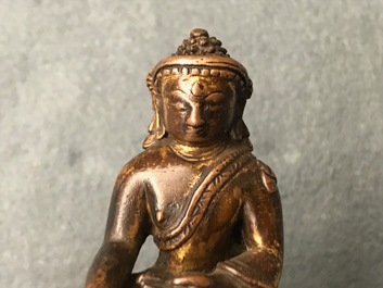 Een Sino-Tibetaanse verguld bronzen figuur van Boeddha, 16/17e eeuw
