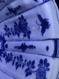 Een Chinese blauw-witte kraakporseleinen kraaienkom, Wanli