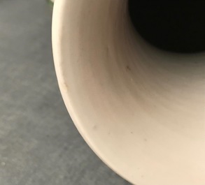 Un vase 'Hong Men Yan' en porcelaine de Chine famille verte, Kangxi
