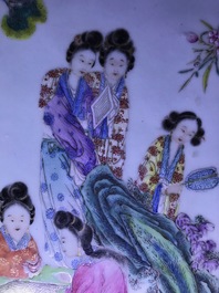 Une grande plaque en porcelaine de Chine famille rose mont&eacute;e dans une table en bois, R&eacute;publique, 20&egrave;me