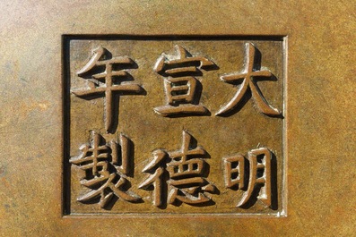 Een grote Chinese bronzen wierookbrander, Xuande merk, 18e eeuw