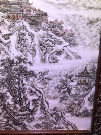 Une plaque en porcelaine de Chine grisaille dans un &eacute;cran de table en bois, R&eacute;publique, 20&egrave;me