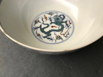 Un bol en porcelaine de Chine &agrave; d&eacute;cor de dragons, marque de Chenghua, Kangxi