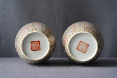 Een paar Chinese famille rose 'millefleurs' eierschaal vazen, Qianlong merk, Republiek, 20e eeuw