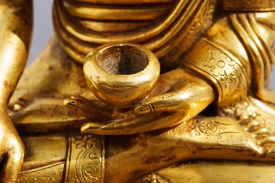 Une figure de Bouddha Shakyamuni en bronze dor&eacute;, Sino-Tibet, 17/18&egrave;me
