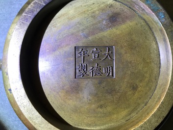 Een grote Chinese bronzen wierookbrander, Xuande merk, 18e eeuw