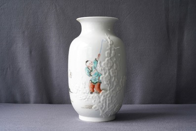 Un vase en porcelaine de Chine famille rose &agrave; d&eacute;cor en relief, marque de Qianlong, R&eacute;publique, 20&egrave;me