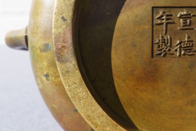 Een grote Chinese bronzen wierookbrander, Xuande merk, 18e eeuw