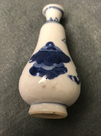Six vases en porcelaine de Chine bleu et blanc, Kangxi