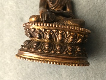 Une figure de Bouddha en bronze dor&eacute;, Sino-Tibet, 16/17&egrave;me