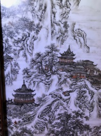 Une plaque en porcelaine de Chine grisaille dans un &eacute;cran de table en bois, R&eacute;publique, 20&egrave;me