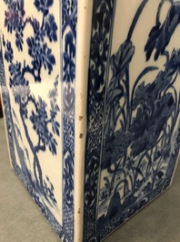 Een grote vierkante Chinese blauw-witte theebus met floraal decor, Kangxi