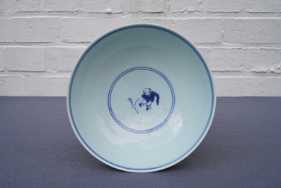 Un bol en porcelaine de Chine bleu et blanc, marque et &eacute;poque de Yongzheng