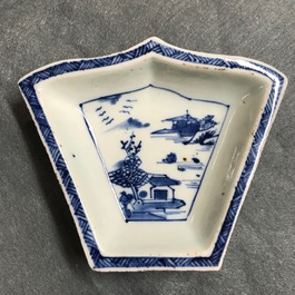 Een Chinese blauw-witte zoetvleesset of rijsttafel met landschapsdecor, 18/19e eeuw