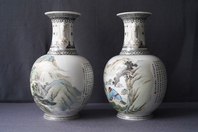 Deux vases en porcelaine de Chine aux anses en forme de ruyi, 2&egrave;me moiti&eacute; du 20&egrave;me