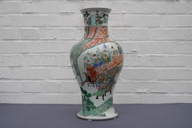 Un vase 'Hong Men Yan' en porcelaine de Chine famille verte, Kangxi