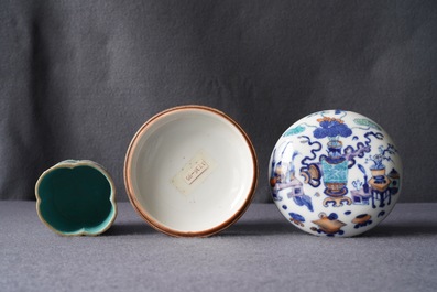 Une bo&icirc;te couverte en porcelaine de Chine doucai et un pot &agrave; pinceaux en famille rose, marques de Qianlong, 19&egrave;me