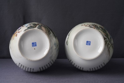 Deux vases en porcelaine de Chine aux anses en forme de ruyi, 2&egrave;me moiti&eacute; du 20&egrave;me