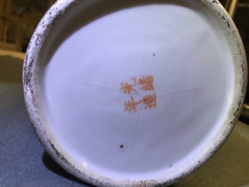 Un porte-chapeau ajour&eacute; en porcelaine de Chine qianjiang cai, d&eacute;but du 20&egrave;me