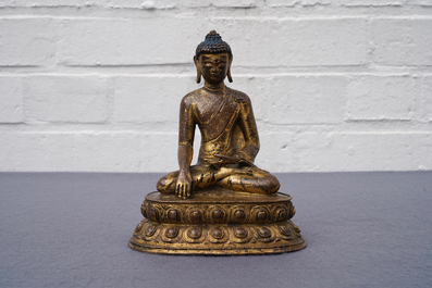Une figure de Bouddha en bronze dor&eacute;, Sino-Tibet, 17/18&egrave;me