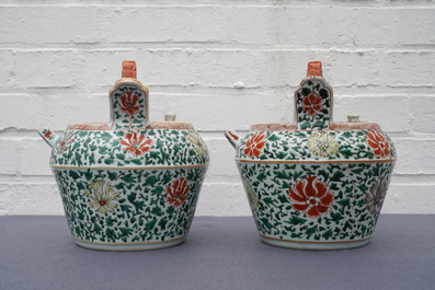 Une paire de pots &agrave; chaux en porcelaine de Chine famille verte pour le Vietnam, Kangxi