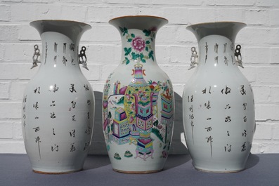 Een paar Chinese famille rose vazen en een vaas met decor van kostbaarheden, 19/20e eeuw
