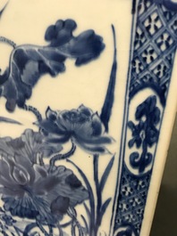 Een grote vierkante Chinese blauw-witte theebus met floraal decor, Kangxi