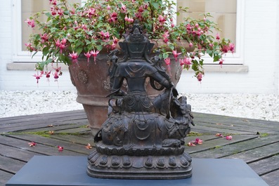 Un grand groupe en bronze figurant Guanyin sur un dragon, Chine, prob. Ming